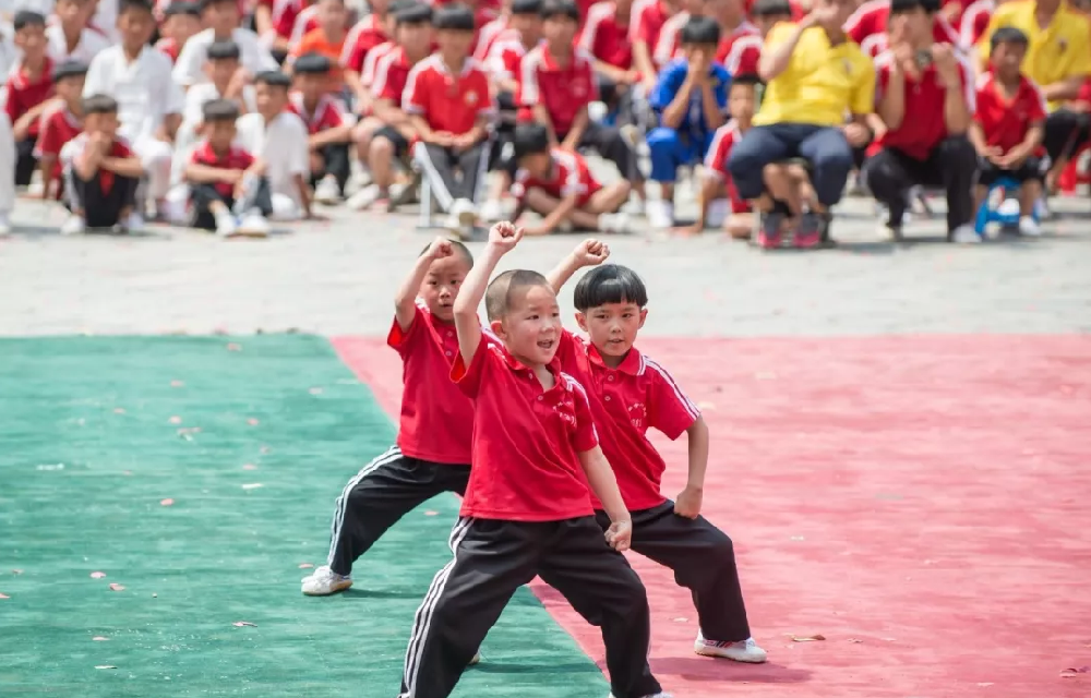 嵩山小龙少林文武学校让学员出校门吗？