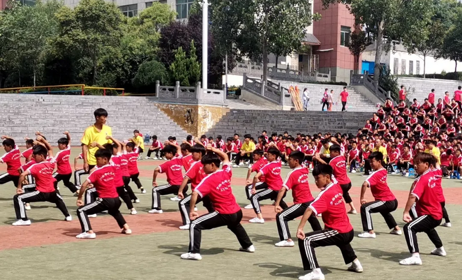 孩子学习不好河南嵩山小龙少林武校招生收吗
