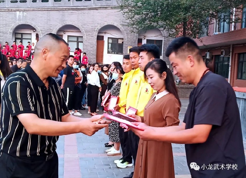 少林小龙武校为获得登封市教育局优秀教师、教练和优秀教育工作者表彰鼓励