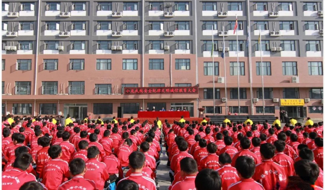 河南嵩山小龙少林学校是一座民办学校还是公办学校？