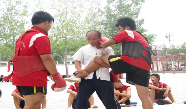花多少钱才能学到正宗少林功夫？河南正规武校收费是多少？