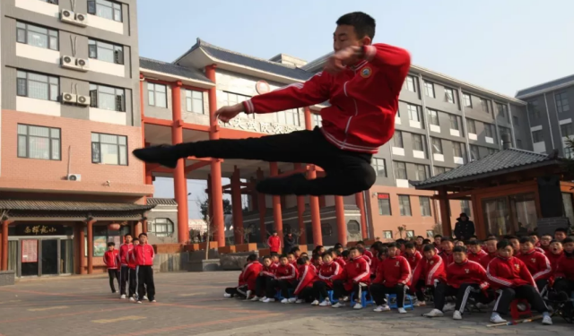 河南嵩山少林武校学费是多少？哪里可以学到正宗武术？