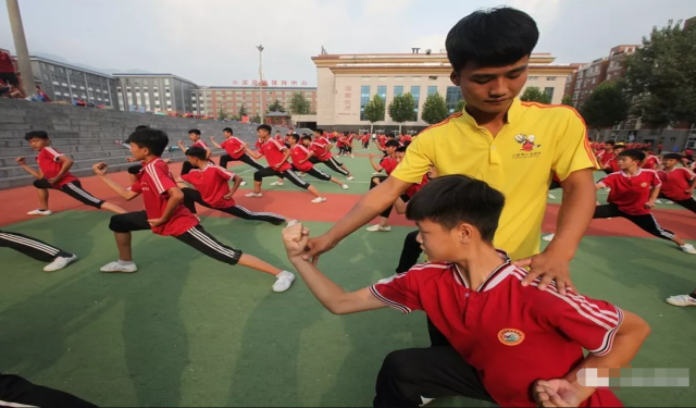 谢谢妈妈送我来到-嵩山少林小龙武校学功夫！我很开心很快乐！