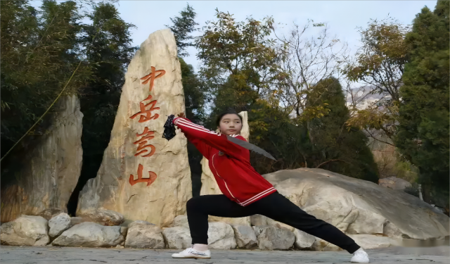 嵩山少林武校全年要交多少学费才能上？学生是必须住校的吗？