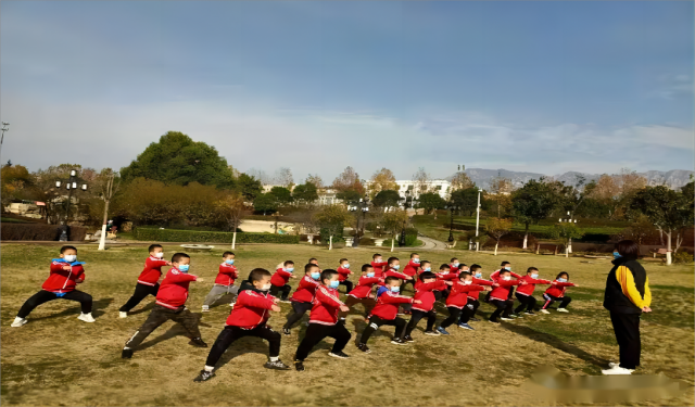 嵩山少林武校2023收费是多少钱一年？武校是包吃包住的吗？
