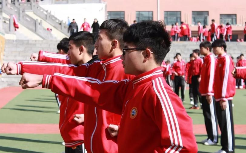 嵩山少林武校全年收费多少钱？武校的文化课质量怎么样？