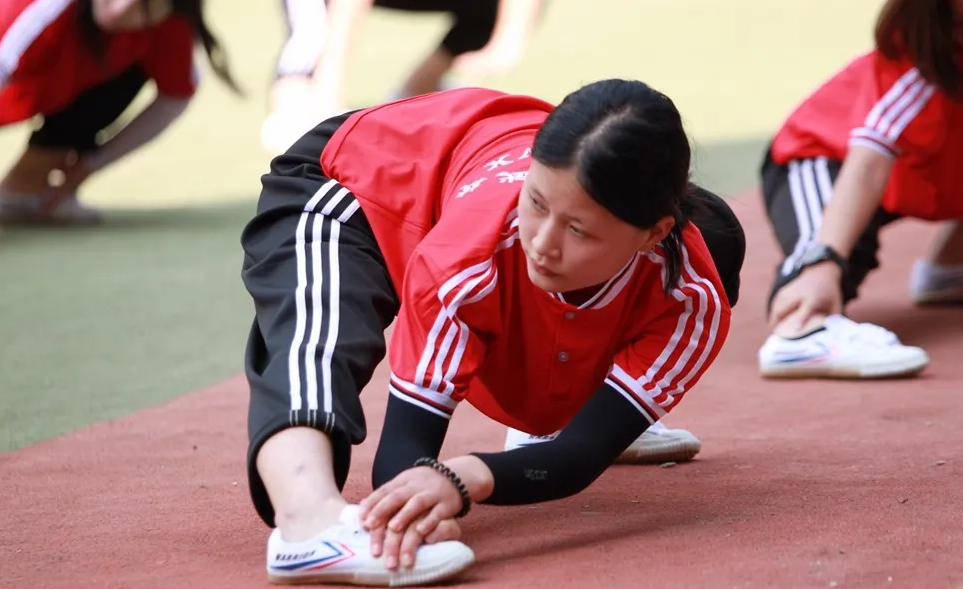 登封少林武校的武术课收费多少钱一年？武校有女子武术班吗？
