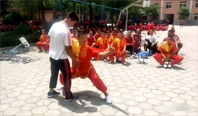 嵩山少林武校学费中包含校服和生活用品吗？