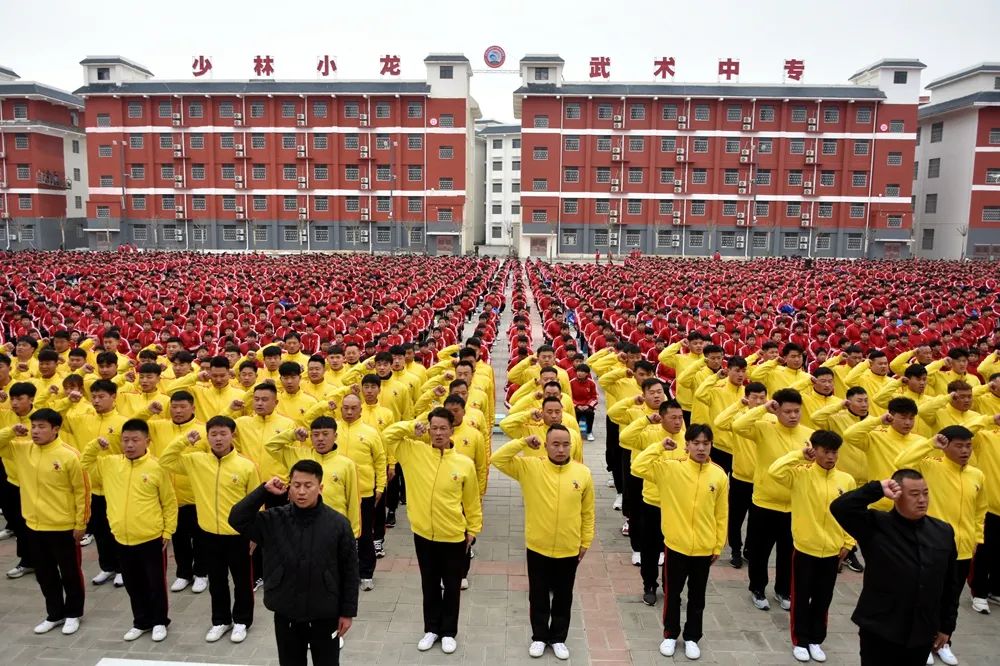 少林武术学校学费是怎么收取的？每个学生都要住校吗？