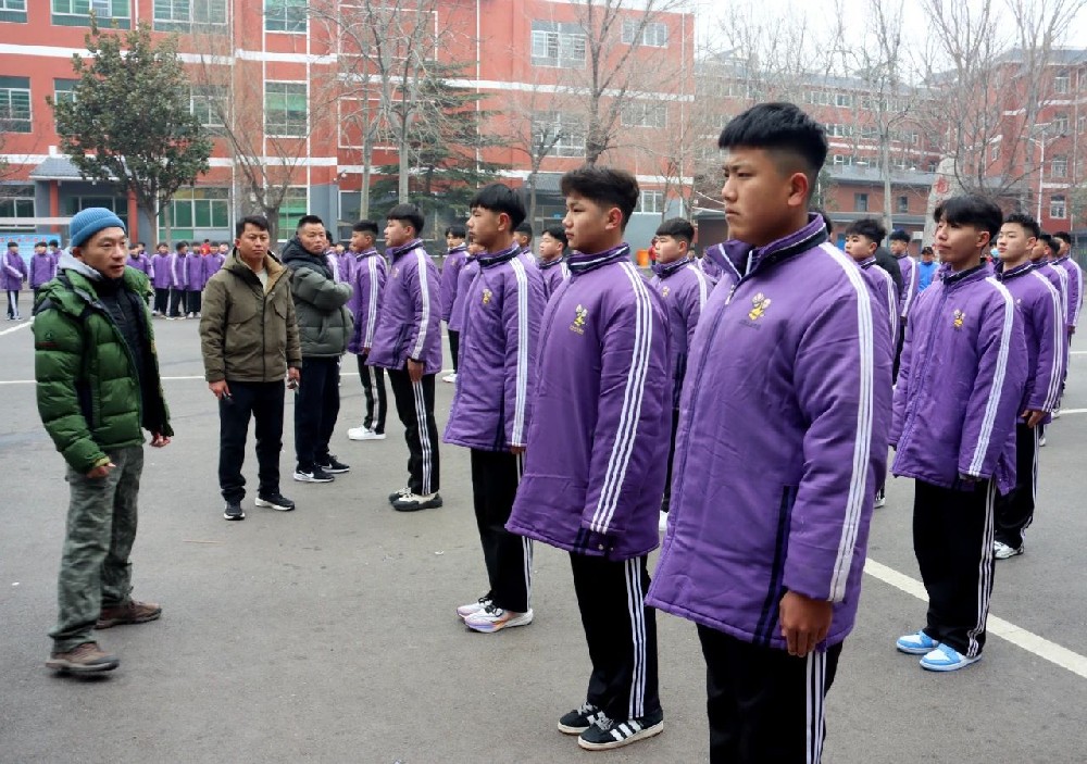 少林小龙武校300名学生入选某院线电影剧组，正在进行开机前的排练
