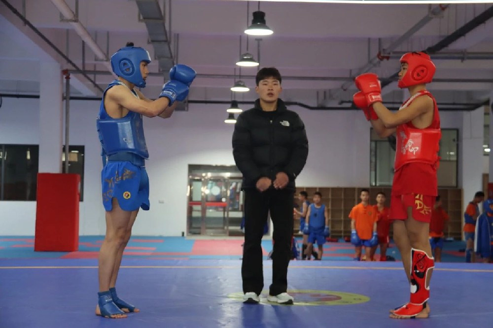 少林小龙武校举办散打友谊交流赛，三校学子以武会友