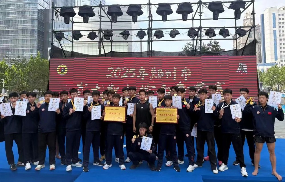 少林小龙武校在2025年郑州市武术散打擂台争霸赛上获佳绩