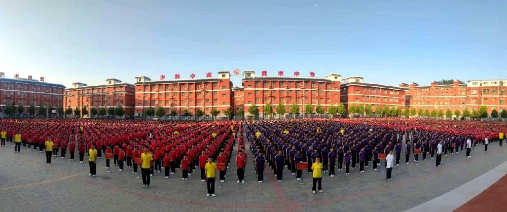 少林小龙武校举行“珍爱生命、远离毒品”主题升旗仪式