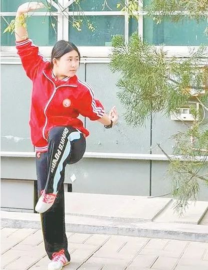 今日《郑州日报》文体新闻版头题报道少林小龙武校竞训套路代表队学生何垭梅的武学逐梦之路