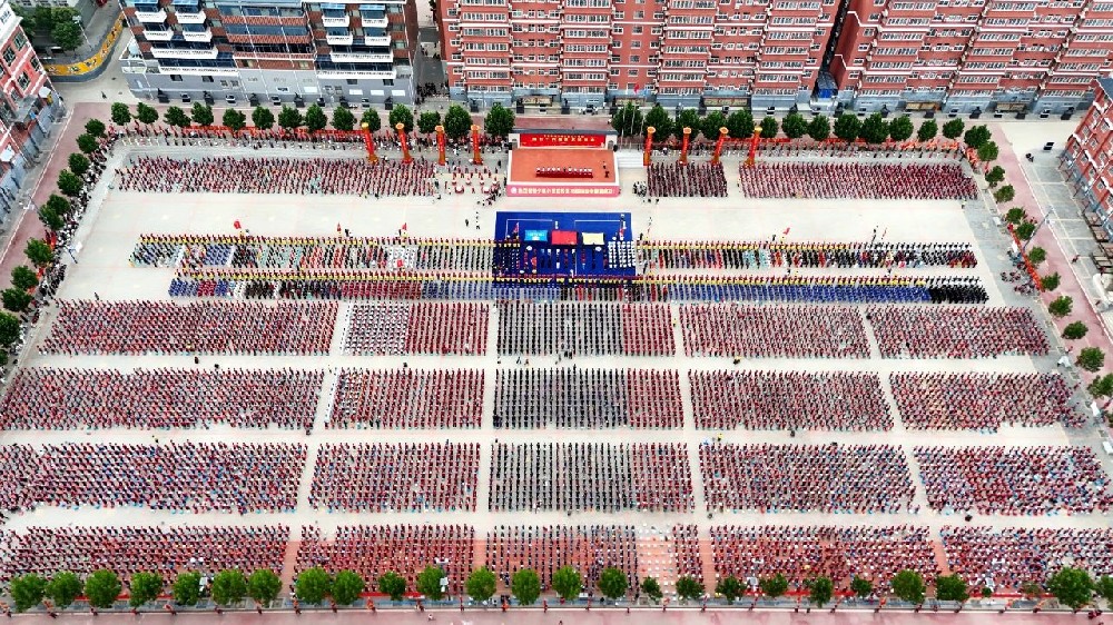 青春似火燃赛场 武韵飞扬展风华——登封市少林小龙武术学校第76届运动会盛大开幕