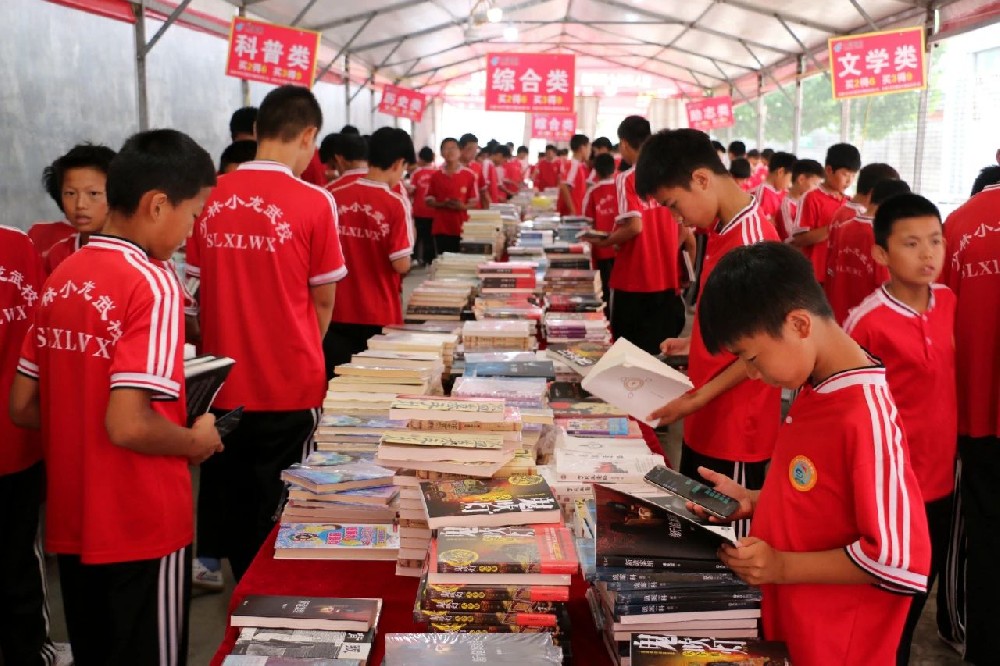 少林小龙武校举行“全民阅读·书香小龙”红色图书进校园活动