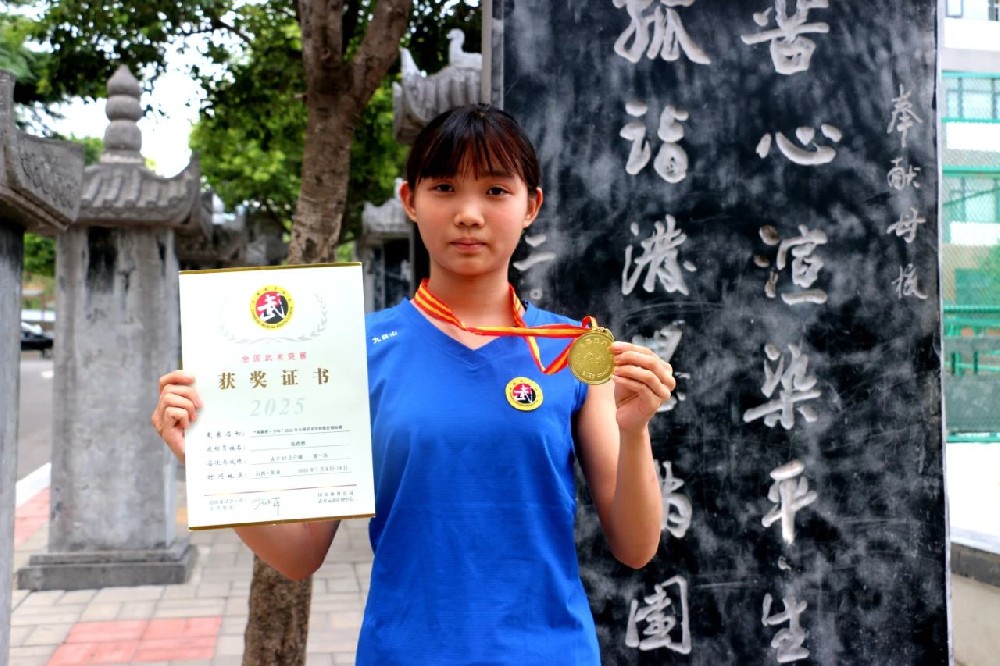 少年侠气贯长虹 浩然拳脚定乾坤——记少林小龙武校全国散打冠军张浩然