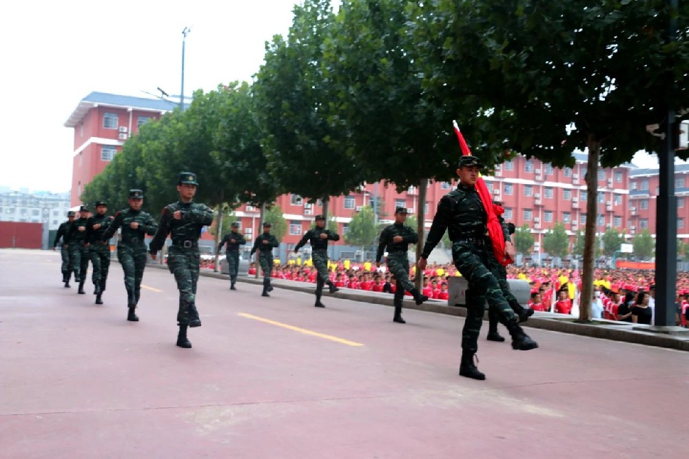 少林小龙武校举行“珍惜时光勤努力，追逐梦想不停息”主题升旗仪式