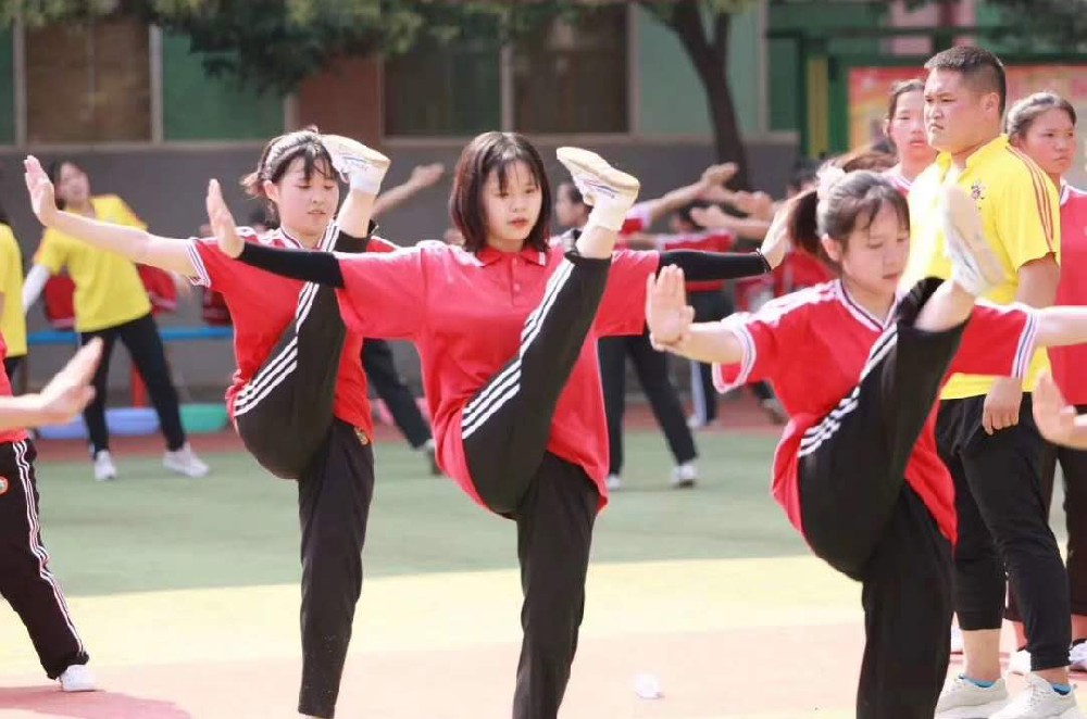 河南少林武术学院女生谈习武