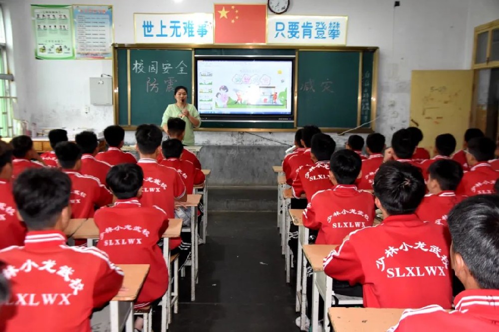 去少林小龙武术学校学武升学难不难呢？