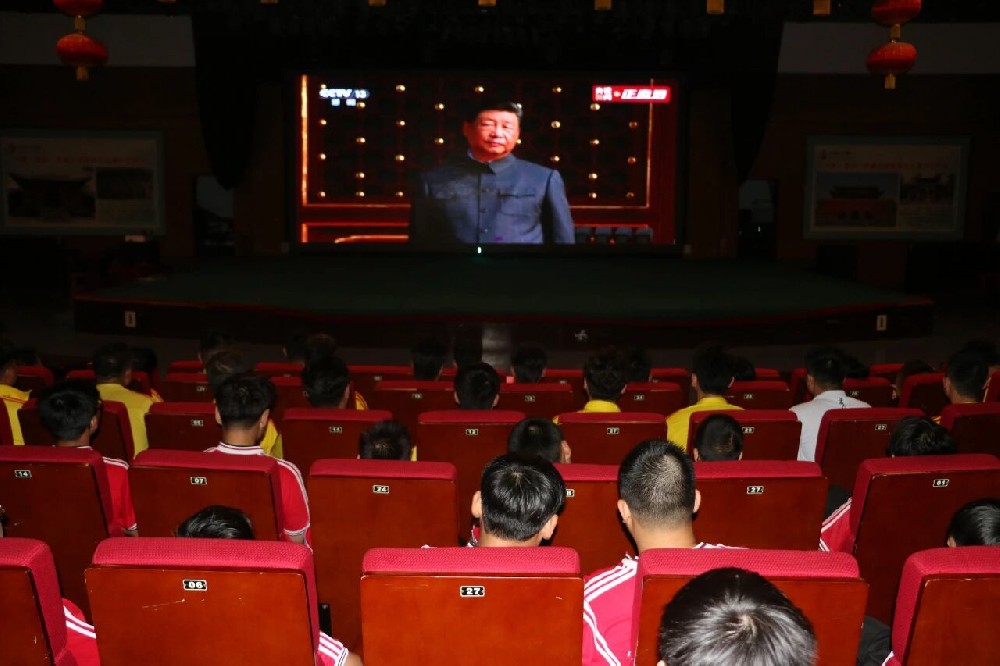 铭记历史 砥砺前行：少林小龙武校师生共同观看中国人民抗日战争胜利80周年纪念大会