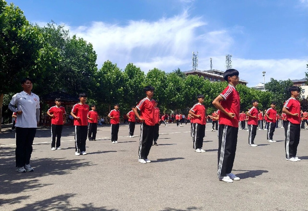 凝心蓄锐迎盛会 勤学苦练展武风——少林小龙武校全力备战第78届校运会