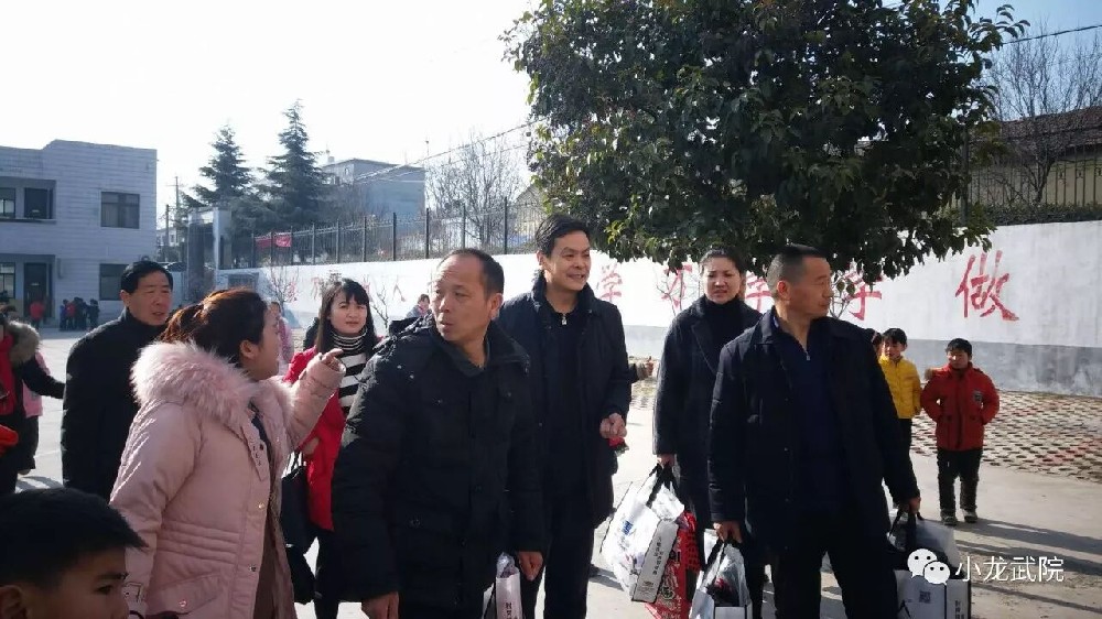 嵩阳办商会到辖区小学送温暖