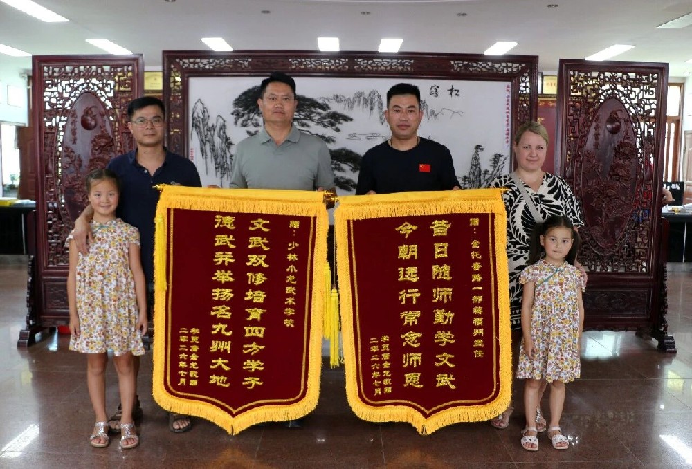 跨越万里归母校，武缘牵起跨国情｜校友詹金龙携妻子、女儿回访少林小龙武校致谢恩师
