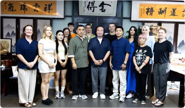 嵩山少林小龙武校多国外籍学员跟随少林武术名家、小龙教育集团董事长陈同山学写中国书法