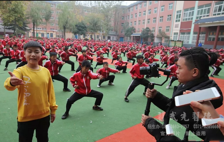 少林小龙武校来了个“中原宝宝”，河南电视台拍摄MV让他“出彩河南”