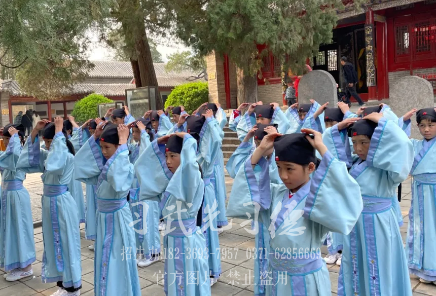 少林小龙武校学生复古宋代儒生“黄河文化月”活动